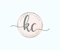 logotipo feminino inicial kc. utilizável para logotipos de natureza, salão, spa, cosméticos e beleza. elemento de modelo de design de logotipo de vetor plana.