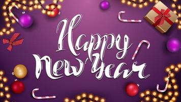 Feliz Ano Novo, cartão horizontal roxo com bolas de natal, bengalas doces, guirlanda e presentes, vista de cima vetor