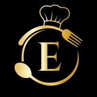 logotipo do restaurante no conceito de letra e. chapéu de chef, colher e garfo para o logotipo do restaurante vetor