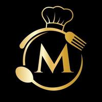 logotipo do restaurante no conceito de letra m. chapéu de chef, colher e garfo para o logotipo do restaurante vetor