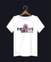 impressão de camisa positiva com flores no prendedor de roupa