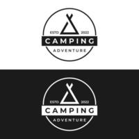 acampamento ao ar livre vintage e retrô ou logotipo de modelo de barraca de acampamento. com tenda, árvores e sinal de fogueira. acampamento para aventureiros, escoteiros, alpinistas. vetor