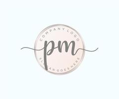 logo feminino inicial pm. utilizável para logotipos de natureza, salão, spa, cosméticos e beleza. elemento de modelo de design de logotipo de vetor plana.