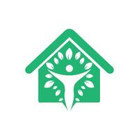 caráter humano com folhas e design de logotipo de casa. logotipo natural de cuidados domiciliares. vetor