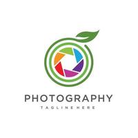 Câmera fotografia com lente e folha logotipo Projeto inspiração vetor