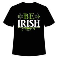 estar irlandês st. patrick's dia camisa impressão modelo, por sorte encantos, irlandês, todos tem uma pequeno sorte tipografia Projeto vetor