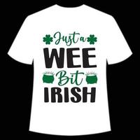 somente pequenino mordeu irlandês st. patrick's dia camisa impressão modelo, por sorte encantos, irlandês, todos tem uma pequeno sorte tipografia Projeto vetor