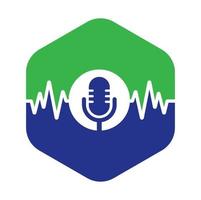 médico podcast logotipo com coração pulso. podcast batimento cardiaco linha logotipo Projeto vetor modelo.