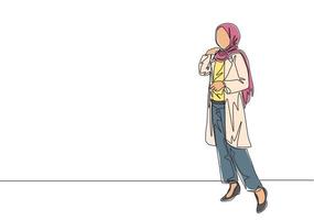 1 solteiro linha desenhando do jovem feliz beleza muslimah vestindo lenço de cabeça pose agradável. lindo ásia mulher modelo dentro na moda hijab moda conceito contínuo linha desenhar Projeto vetor ilustração