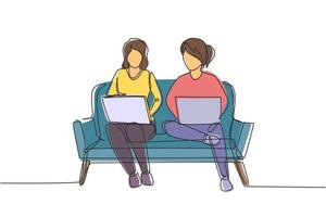 contínua uma linha desenhando duas mulheres com laptop sentados no sofá juntos. freelance, ensino à distância, cursos online e conceito de estudo. ilustração gráfica de vetor de desenho de linha única