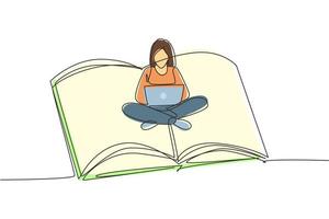 contínua uma linha desenho jovem fêmea com laptop sentado em um grande livro aberto. freelance, ensino à distância, cursos online e conceito de estudo. ilustração gráfica de vetor de desenho de linha única