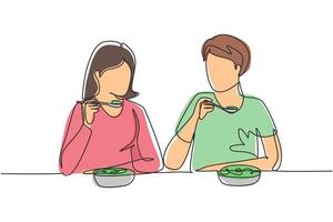 única linha contínua desenho jovem casal comendo salada ao redor da mesa. feliz feminino masculino sentado almoçando juntos no restaurante. ilustração em vetor desenho gráfico dinâmico de uma linha
