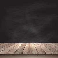 Mesa de madeira contra o fundo do quadro-negro