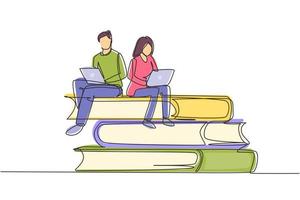 contínua uma linha de desenho casal com laptop sentado na pilha de livros juntos. freelance, ensino à distância, cursos online, conceito de estudo. ilustração gráfica de vetor de desenho de linha única