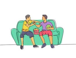desenho de linha contínua de dois jovens do clube de fãs de futebol apertando a mão e sentados em um sofá para assistir a uma partida de futebol. ilustração gráfica de vetor de desenho de linha única dinâmica