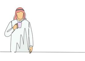 único desenho de linha contínua de jovens empresários muçulmanos segurando uma xícara de café enquanto caminhava no escritório. pano do Oriente Médio árabe shmagh, kandura, thawb, robe. ilustração de desenho de desenho de uma linha vetor