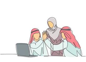um único desenho de linha de jovem comerciante muçulmano feliz dando mais cinco para seu parceiro. empresários da Arábia Saudita com shmag, kandora, lenço na cabeça, thobe. ilustração em vetor desenho desenho em linha contínua