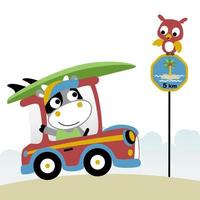 desenho animado do pequeno vaca em carro carregando prancha de surfe com coruja poleiro em placa de sinalização vetor