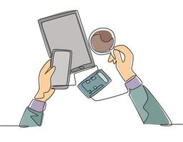 único desenho de linha contínua de mão segurando o smartphone e uma xícara de café ao lado da calculadora e do tablet na mesa. conceito de equipamento de escritório. ilustração gráfica de vetor moderno desenho de uma linha