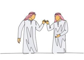 um único desenho de linha de jovens trabalhadores muçulmanos felizes batendo os punhos. empresários da Arábia Saudita com shmag, kandora, lenço na cabeça, thobe. ilustração em vetor desenho desenho em linha contínua