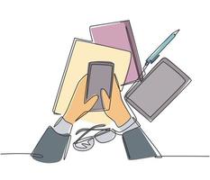 um único desenho de linha de gesto de mão de dedo segurando o dispositivo smartphone com uma pilha de livros e óculos abaixo. conceito de dispositivo de telecomunicações. ilustração em vetor desenho moderno linha contínua
