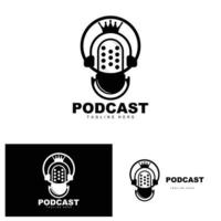 logotipo do podcast, vetor, fone de ouvido e bate-papo, design simples de microfone vintage vetor