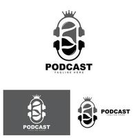 logotipo do podcast, vetor, fone de ouvido e bate-papo, design simples de microfone vintage vetor