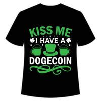 beijo mim Eu ter uma dogecoin st patrick's dia camisa impressão modelo, por sorte encantos, irlandês, todos tem uma pequeno sorte tipografia Projeto vetor