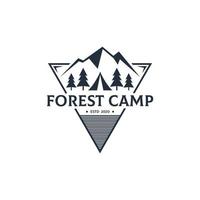 floresta acampamento ao ar livre logotipo Projeto vetor dentro triângulo, melhor para esporte ou lazer logotipo etc