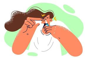 mulher é usando escorrendo nariz spray durante exacerbação do respiratório doença ou ataque do rinite causou de infecção. pouco saudável menina com garrafa do gotas contra escorrendo nariz usa medicinal produtos vetor
