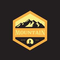 alpinista crachá logotipo escalada montanha com pôr do sol Visão ao ar livre ícone vetor ilustração Projeto