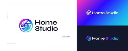 casa e Câmera lente logotipo Projeto com colorida gradiente estilo. adequado para fotografia estúdio, cinema ou filme companhia logotipo vetor