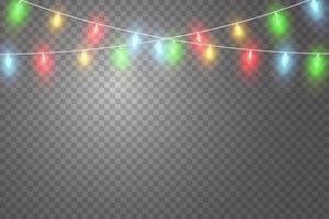 Natal luzes. colorida Natal guirlandas. vetor vermelho, amarelo, azul e verde brilho luz lâmpadas em fios isolado.