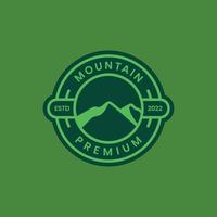 montanha pico Colina Colina ao ar livre caminhada aventura círculo crachá moderno logotipo Projeto vetor