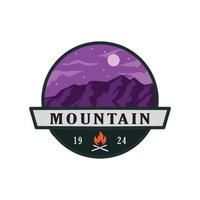 noite montanha logotipo com fogo vetor