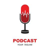 podcast ou rádio logotipo Projeto usando microfone e fone de ouvido ícone com slogan modelo vetor