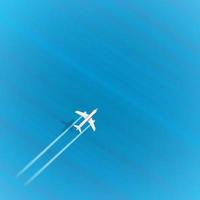 voo de jato acima do mar azul em alta velocidade. aeronaves com rastreamento de turbinas e sombra. modelo para design com copyspace vetor