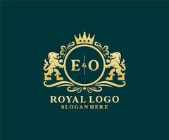 modelo de logotipo de luxo real inicial eo letter lion em arte vetorial para restaurante, realeza, boutique, café, hotel, heráldica, joias, moda e outras ilustrações vetoriais. vetor