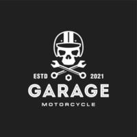 hipster clássico garagem logotipo, crânio vestindo capacete motocicleta clube logotipo vetor ícone dentro Preto fundo. vintage retro estilo personalizadas esqueleto logotipo