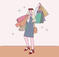 uma mulher está feliz com suas sacolas de compras nas mãos.
