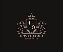 modelo de logotipo de luxo real de leão de letra io inicial em arte vetorial para restaurante, realeza, boutique, café, hotel, heráldica, joias, moda e outras ilustrações vetoriais. vetor