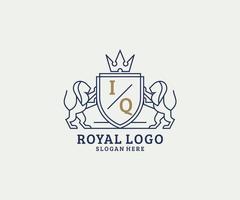 modelo de logotipo de luxo real de leão de letra iq inicial em arte vetorial para restaurante, realeza, boutique, café, hotel, heráldica, joias, moda e outras ilustrações vetoriais. vetor