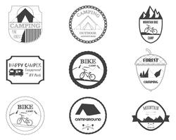 Conjunto de emblemas retrô e gráficos de logotipo de rótulo. Emblemas de campismo e emblemas do logotipo de viagens. Mountain bike, parque de RV, motorhome e tema de acampamento de floresta. Vetor. vetor