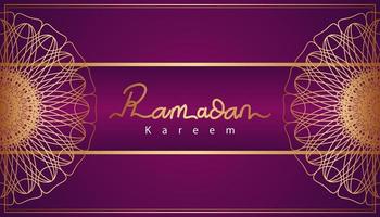 lindo roxo e dourado caligrafia árabe ramadan kareem texto e ornamental pattern design background. ilustração vetorial vetor