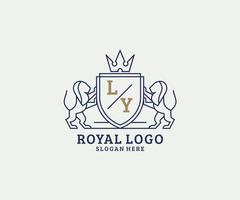 modelo de logotipo de luxo real de leão de letra inicial em arte vetorial para restaurante, realeza, boutique, café, hotel, heráldica, joias, moda e outras ilustrações vetoriais. vetor