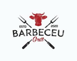 a churrasco logotipo, uma combinação do uma de vaca cabeça, uma espátula, e uma garfo, é adequado para negócios acionado dentro Comida vetor