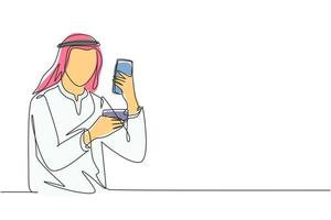 único desenho de uma linha jovem árabe digitando o código do cartão de crédito no smartphone ao redor da mesa. conceito de estilo de vida e pagamento digital. ilustração em vetor gráfico design moderno linha contínua
