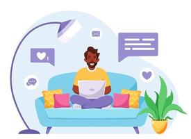 homem negro sentado em um sofá e trabalhando no laptop. freelancer, conceito de escritório em casa. ilustração vetorial vetor