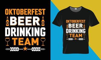 oktoberfest camiseta projeto, oktoberfest Cerveja bebendo equipe vetor