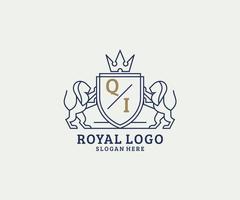 modelo de logotipo de luxo real de leão de letra qi inicial em arte vetorial para restaurante, realeza, boutique, café, hotel, heráldica, joias, moda e outras ilustrações vetoriais. vetor